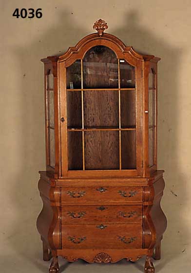 Barockstilvitrine, Holland, um 1950/60, nach altem Vorbild, Korpus Weichholz/Hartholz, Eichefurnier, z.T. gespiegelt, schÖnes Fur- nierbild, ...