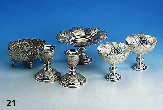 Persisches Hochzeits-Gedeck, Silber, best. aus: 2 Kerzenleuchter, 2 Kelchschalen, 1 Fußanbietschale und 1 ovale Anbietschale, reine Treibarbeit, ...