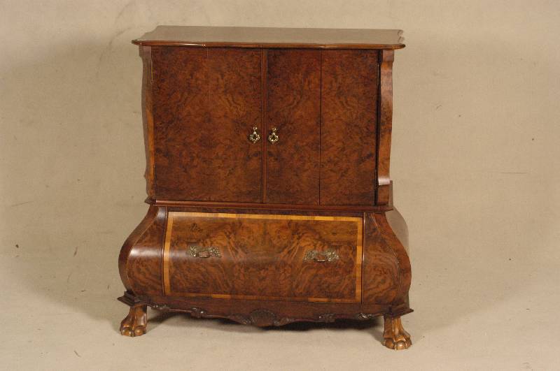 Fernsehschrank, Niederlande, um Stil von 1770/ 80, Korpus Weichholz/Hartholz, Unterteil allseitig bombiert, TatzenfÜße, aufgesetzte ...