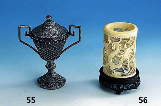Pinselbecher, China um 1880, Filigranarbeit, Elfenbein, Boden fehlt, min. besch., auf Holzsockel, H ca. 14.5 cm