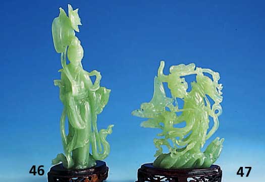 Figur aus Nephrit: MÄdchen mit Halbmond, auf Holzsockel, vollplastisch geschnitten, H ca. 21 cm