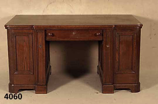 Schreibtisch, deutsch, um 1900, Eiche massiv , Eichefurnier, TÜren mit ausgefallener Rahmenkonstruktion, Tischplatte leicht nach vorne abgesetzt, ...