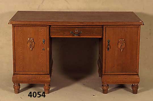 Schreibtisch, deutsch, um 1900, Eiche massiv , hell, Eichefurnier, 2-tÜrig, eine Schublade, TÜren mit aufgesetzter Medaillonschnitzerei, ...
