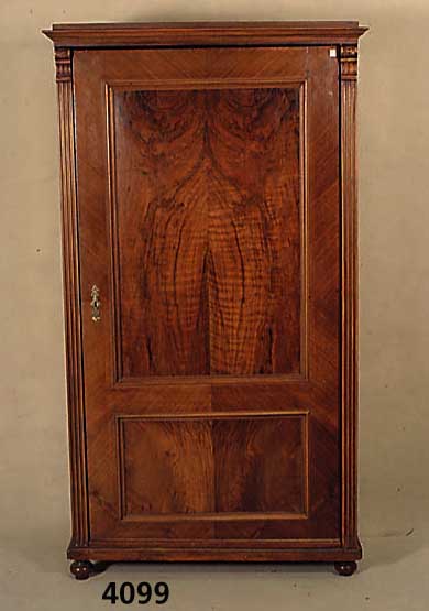 Kleiderschrank, deutsch, um 1880, Korpus Weichholz, Nußbaumfurnier, Wurzelholzfurnier, mehrfach gespiegelt, 1-tÜrig, mit 2-facher ...