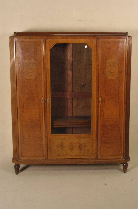 Kleiner BÜcher- bzw. Sammlerschrank, Frank- reich, um 1920, ArtDeco, Nußbaum massiv und Nußbaumfurnier, Wurzelnußfurnier, Korpus Eiche massiv, ...