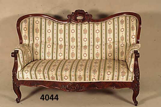 2-sitzer Sofa, deutsch, um 1880, Nußbaum massiv, Nußbaumfurnier, allseitig geschweift, Florale- und Medaillonschnitzerei, RÜcken 3- fach ...