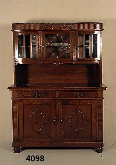 Aufsatzbuffet, deutsch, um 1910, Weichholz, Eiche massiv, Eichefurnier, Aufsatz mit facettierten GlaseinsÄtzen, florale Schnitzerei, TÜren mit ...
