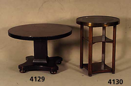 Rauchtisch, deutsch, um 1900, Eiche massiv, quadratisch profilierte Tischbeine, 2 Ablage- ebenen, fein geprÄgte Messingtischplatte, punziert, gut ...