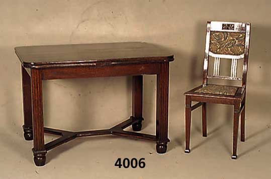 Tisch und 4 StÜhle, deutsch, um 1920, Jugendstil, Eiche massiv, Tisch mit 2 Auszieh- platten, Tischbeine quadratisch mit LÄngs- nutenprofil, ...