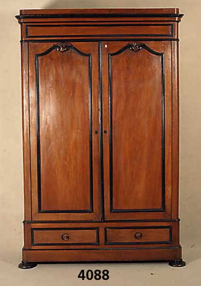 Kleiderschrank, mitteldeutsch, um 1870, SpÄtbiedermeier, Weichholz, Buche, Kirschbaum, Profilleisten schwarz abgesetzt, dezente Schnitzerei an den ...
