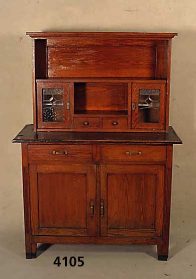 KÜchenbuffet, deutsch, um 1920, Weichholz, 2 SchÜbe und 2 Vitrinen, original BeschlÄge und SChlÖsser, Linoeleum-Deckplatte, Ge- brauchsspuren, ...