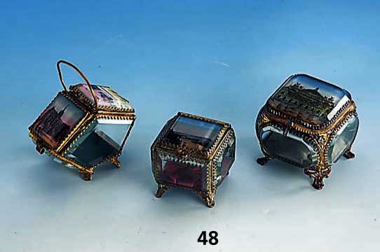 Konvolut 3 Schmuckvitrinen, Frankreich um 1870 /80, facett. Glas, Monturen Metall vergol- det, Darst.: u.a. Oper Paris, Metz Dom, Kiel Strand