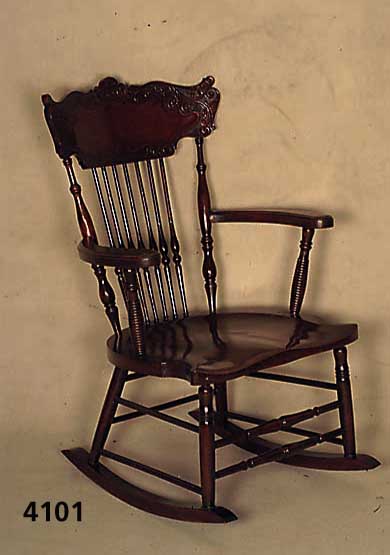 Schaukelstuhl, England/Niederlande, um 1900/10 , Nußbaum, auf Mahagoni gebeizt, RÜcken- und Fußversprossung mit reicher Balusterdrechsel- arbeit, ...