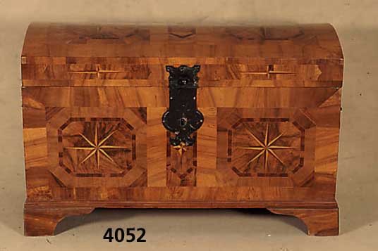 Barocke Runddeckeltruhe, deutsch, um 1760, Nußbaum und andere HÖlzer, aufwendig intar- siert, innen ausgekleidet mit alter Papier- tapete, 1 ...