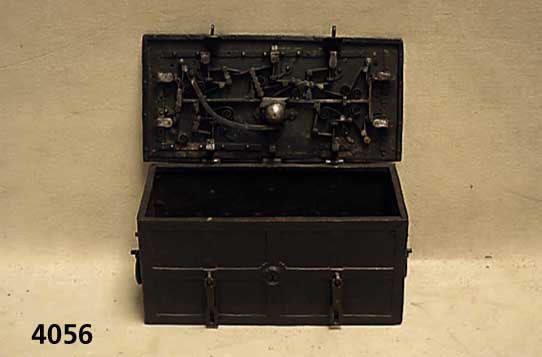 Schatztruhe, deutsch, um 1640/80, Eisen ge- schmiedet und gebÄndert, Deckel mit Rosetten- verzierung, BlindschlÜsselfÜhrung, original Schloß ...