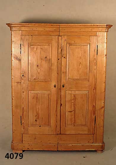 Spaltschrank, sÜddeutsch/wohl Schwarzwald, um 1830/40, ausgesuchtes Kiefernholz, zum grÖßten Teil Kernholz, SpÄtbiedermeier, Front auf Rahmen ...