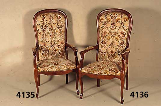 Voltairesessel, Italien, im Stil von 1830/40 , Buche massiv, RÜcken genoppt und geheftet, BarockstilbezÜge in Pastellfarben, allseitig geschweift ...