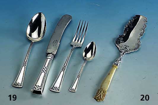 19-teiliges Besteck, Silberauflage, um 1900, Kreuzbanddekor, berieben, best. aus: 6 Messer (Griffe gefÜllt, Klingen Stahl), 6 Gabeln, 4 LÖffel, ...