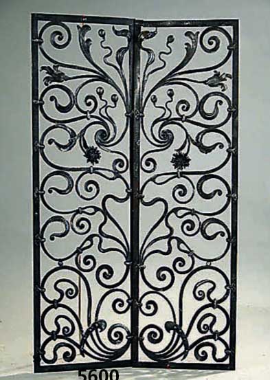 Paar Ziergitter, Frankreich, um 1950, Eisen handgeschmiedet, stil. floraler Dekor, je ca. 108 x 33.5 cm