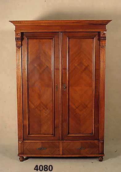 Schrank, deutsch, um 1880, Korpus Weichholz, Nußbaumfurnier, teilweise gespiegelt, auf Rahmen gearbeitet, seitlich gerillt, Kopfleiste mehrfach ...