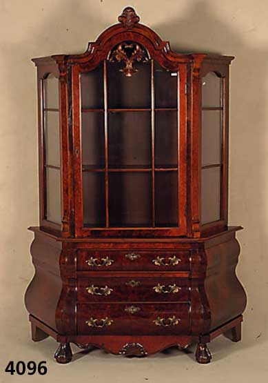 Barockstilvitrine, Holland, um 1960, nach altem Vorbild, Korpus Weichholz/Hartholz, Wurzelnußfurnier, z.T. gespiegelt, schÖnes Furnierbild, ...