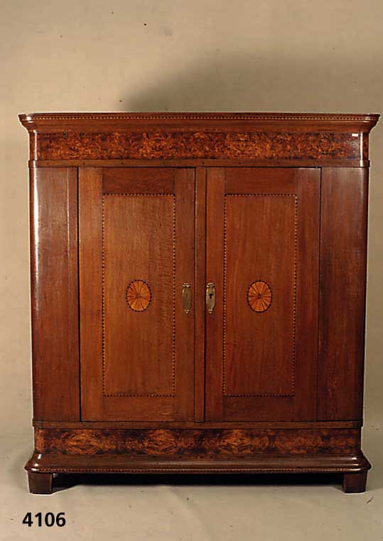 Schrank, deutsch, um 1830/40, wohl Westfalen , Eiche massiv, original FÜße, TÜren und Kopf mit schÖnen Einlegearbeiten aus verschiedenen ...