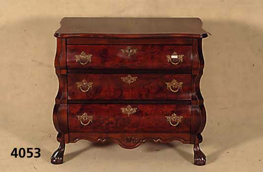 Kommode, Italien, um 1960, Barockstil, Kor- pus Weichholz, Nußbaum- bzw. Wurzelnußfurnier, Front und Seiten geschwungen, FÜße elegant gebogen, ...