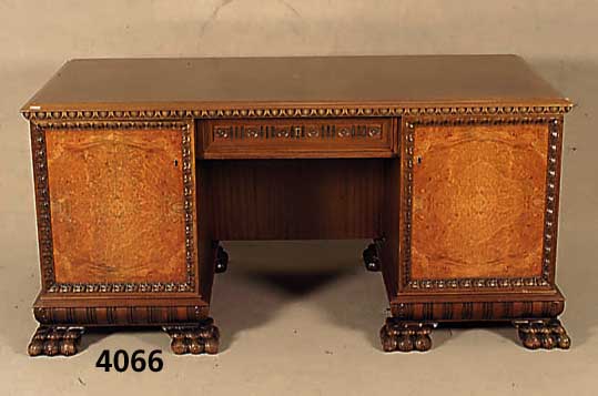Schreibtisch, deutsch, um 1910, Historismus, Nußbaum massiv, Nußbaumfurnier, z.T. gespie- gelt, schÖne TatzenfÜße, Leisten schÖn ge- ...