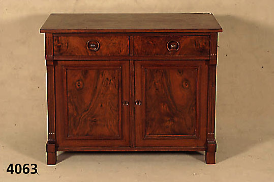 Halbschrank, deutsch, um 1880, Korpus Weich- holz, Nußbaumfurnier, z.T. gespiegelt, auf Rahmen gearbeitet, Lisenen gerillt, in Veluten auslaufend, ...