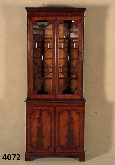 Vielzweckschrank, England, um 1960, Shera- tonstil, Korpus Weichholz, Mahagoni- bzw. Pyramidenmahagonifurnier, z.T. gespiegelt, Oberteil ...