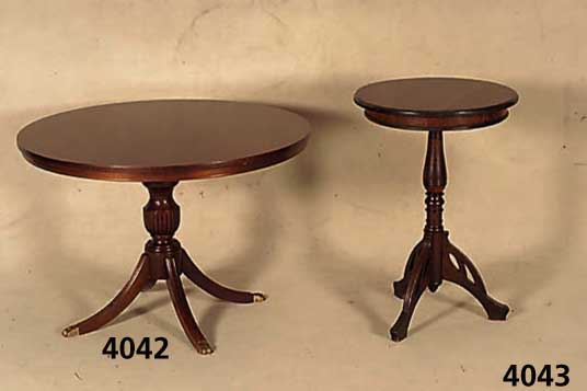 Ausziehtisch, England, um 1960, im Sheraton- stil, Mahagoni massiv, Mahagonifurnier, Fuß 4-fach ausladend, leichte Gebrauchsspuren, wohnfertig, H. ...