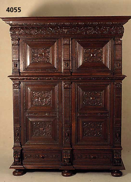 Schrank, Holland, um 1870, Eiche massiv, Renaissancestil, nach altem Vorbild von 1720 gearbeitet, Unterteil mit durchlaufenden FÜßen , mit ...