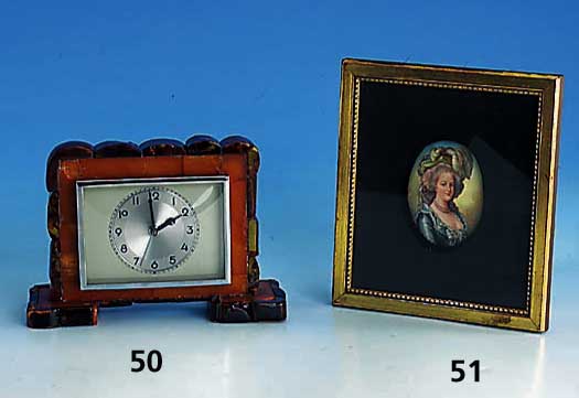 Bernsteinuhr, 30er Jahre, Label: Norddt.Bernsteinmanufaktur KÖnigsberg, Bernstein von dunkler Farbe, ca. 11 x 15 x 5 cm, sammelw., Bernsteinbuch ...