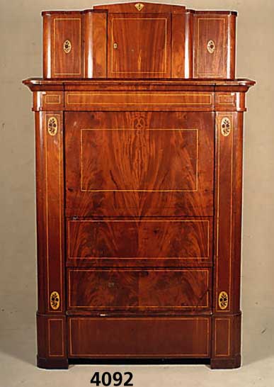 Schrank, deutsch, um 1830/40, Biedermeier, Korpus Weichholz, Mahagonifurnier, Pyramiden- mahagonifurnier, z.T. gespiegelt, Aufsatz mit ...
