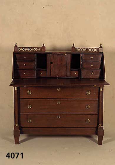 SchrÄgklappensekretÄr, Holland, um 1810, Empirestil, Korpus Weichholz, Eiche massiv, original Spitzbeine, 3 Schubladen, 2 gedrech- selte ...
