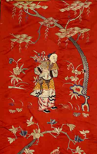 Seidenstickerei, um 1920, ca. 119 x 46 cm, SchÄtzwert: 750.- EURO, EHZ: 2