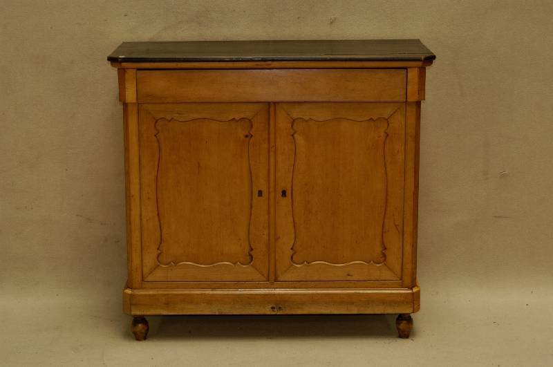 SchrÄnkchen, deutsch, um 1880, Eiche und Kirschbaum massiv, 2 TÜren mit geschwungenem Rahmenmuster, eine Blendschublade im Kopfteil, Deckplatte ...