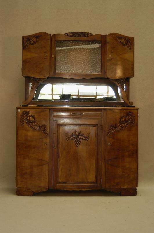 Aufsatzbuffet, Belgien, um 1910, ArtDeco, Weichholz, Nußbaum massiv, Nußbaumfurnier, Wurzelnuß, TÜren mit dezenter Trauben- und ...