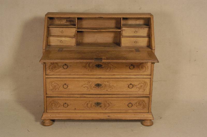 SchrÄgklappensekretÄr, deutsch, Barockstil, Eiche massiv, naturbelassen, 3 SchÜbe mit leichter filigraner Rocaillenschnitzerei, ...