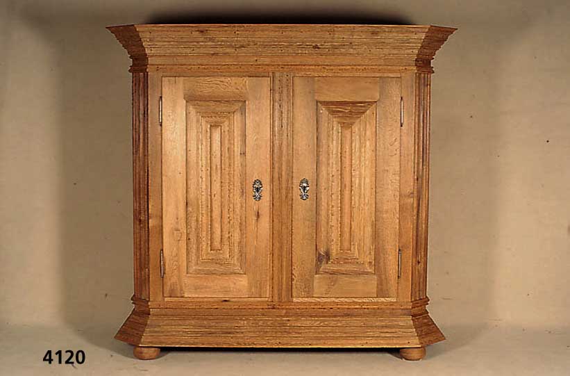Wellenschrank, deutsch, im Stil von 1730/40, Front auf Rahmen gearbeitet, Eiche massiv, Lisenen 3-fach gewellt, Kanten abgeplattet, Kopf reich ...