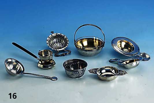 Konvolut 6 Teesiebe, 1 x um 1880, 800er Silber, deutsch, Berlin, feststehendes Sieb, schwenkbar, Ausguß, Ebenholzgriff; 1 x Schale, ...