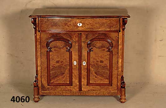 SchrÄnkchen, mitteldeutsch, um 1840/50, Louis-Philippe, Korpus Weichholz, Wurzelnuß- furnier, z.T. gespiegelt, Oberteil geschwungen , mit ...