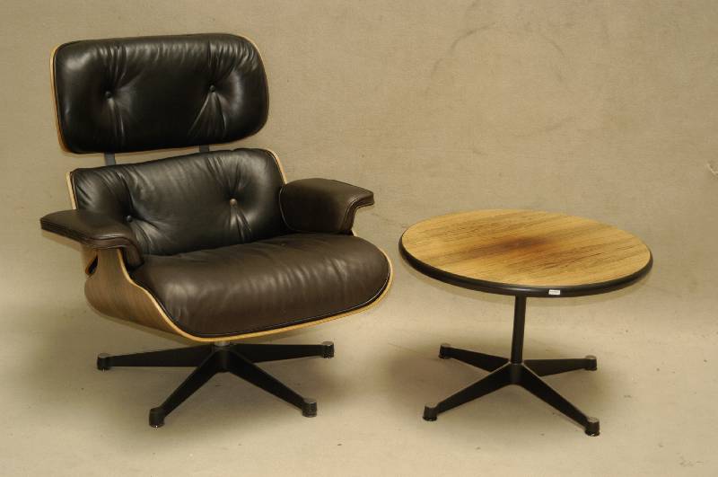 Beistelltisch, deutsch, Entwurf 1960, sogenannte Eames-Table, Tischfuß aus Metall, Platte Makasarfurnier, aufgrund der ausge- wogenen Gestaltung ...