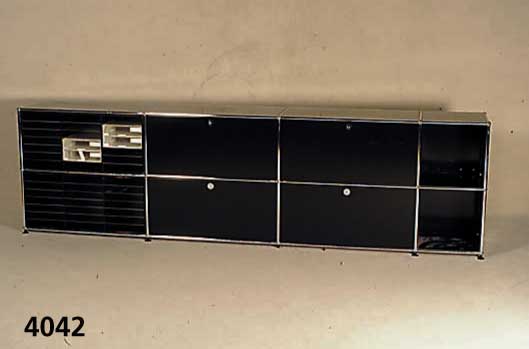 USM-Haller Sideboard, Entwurf 1960/65, Aus- fÜhrung 70er Jahre, Stahlrohrkonstruktion durch Kugeln verbunden, 4 KlapptÜren, 2 sekun- dÄr ...