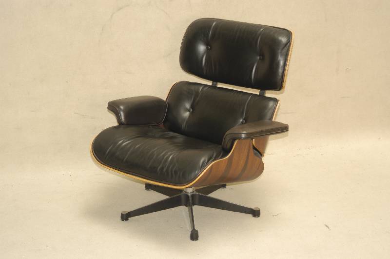 Lounge Chair, deutsch, Entwurf 1956, Aus- fÜhrung 1970/75, einer der bekanntesten Ent- wÜrfe von Charles und Ray Eames, bestehend aus drei ...