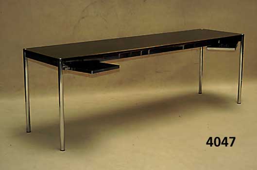 USM-Haller Tisch, Entwurf 1960/65, AusfÜhr- ung 70er Jahre, Stahlrohrkonstruktion, Tisch- platte Eichefurnier geschwÄrzt, seitlich mit 2 ...