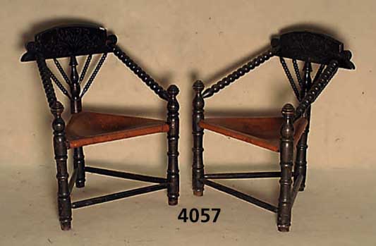 2 StÜhle, deutsch, um 1900/10, wohl Worps- wede, sogenannte DreiecksstÜhle, 3 SÄulen, miteinander verbunden, reiche Drechselarbeit, RÜcken mit ...