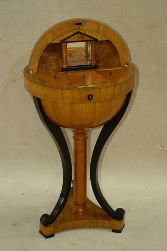 sog. GlobusnÄhtisch, nach dem Vorbild von Wien 1825/30, mittig KirschbaumsÄule, 3 Beine, geschwÄrzt und geschweift, in Veluten auslaufend, ...