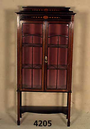 Vitrine, England, um 1910/20, spÄtviktoria- nisch, Korpus Weichholz/Hartholz, Mahagoni- furnier, bunte EinlegehÖlzer in Mahagoni und Birke, z.T. ...