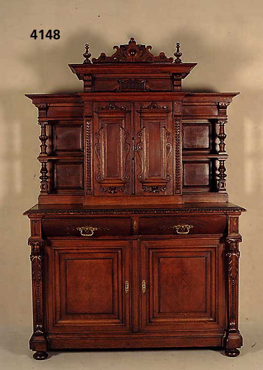 Anrichte mit Aufsatzteil, deutsch, um 1880/90 , Korpus im unteren Teil Weichholz, auf Rahmen gearbeitet, Seiten ausladend, leicht verziert mit ...